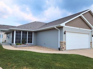 856 Crescent View Dr NE, Cedar Rapids, IA 52402