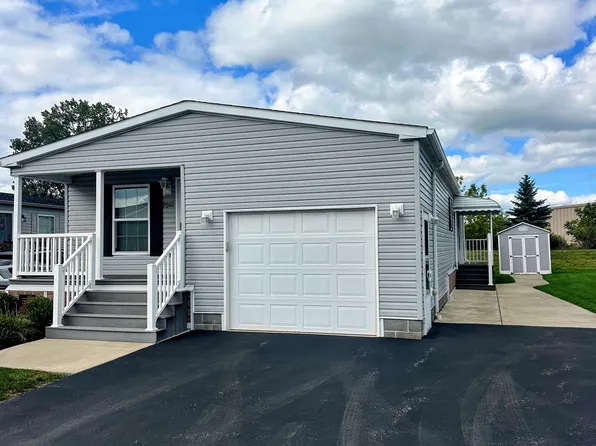 9760 Sandringham Dr, Clarence, NY 14031