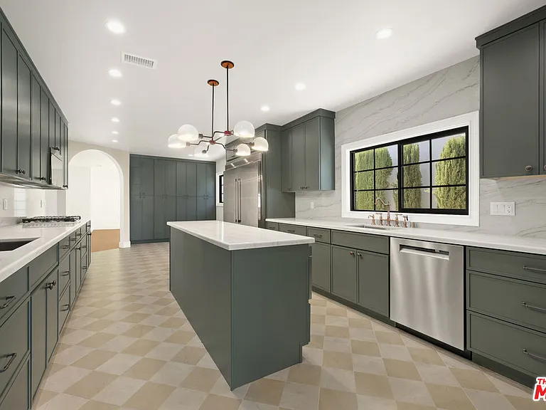 211 S Formosa Ave — Photo 6
