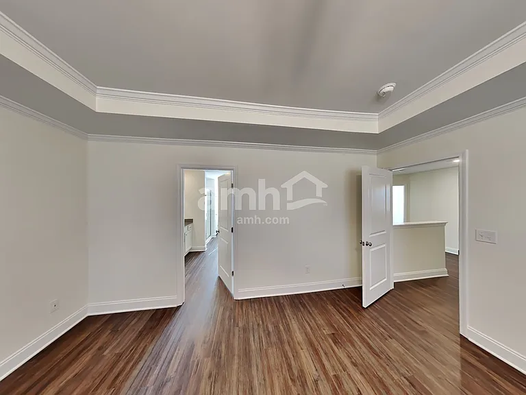 2028 Williamshire Ln — Photo 13
