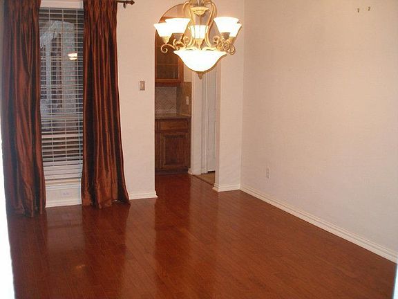 3rd image of 930 Benbrook Cir