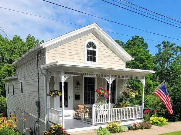 209 S West St, Galena, IL 61036