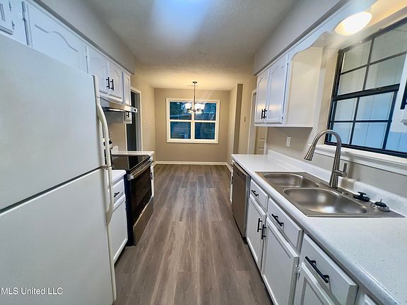 5th image of 3815 Woodland Dr
