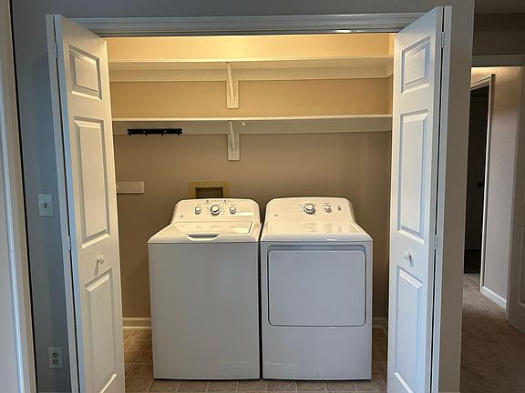 4th image of 1083 S Pine Knoll Dr