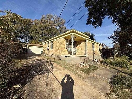 3rd image of 553 Weizman St