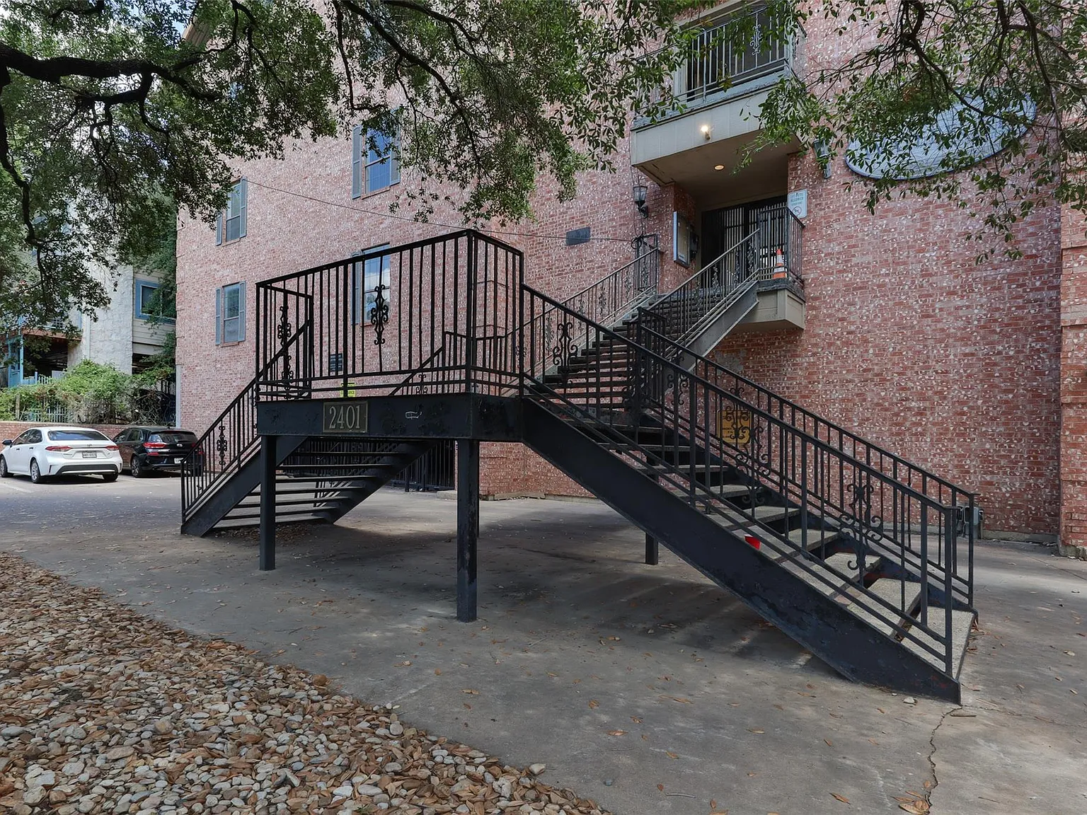 2401 Leon St — Photo 1