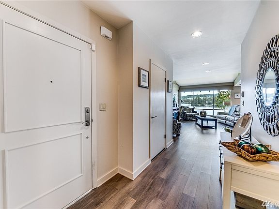 4th image of 211 N Bay Ln Unit 4