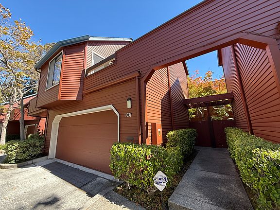 Garage and entrance to 1031 Shoreline Dr.