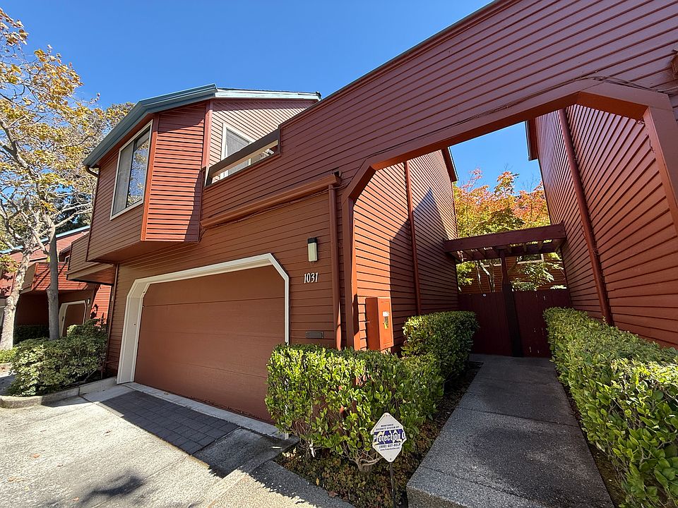 Garage and entrance to 1031 Shoreline Dr.