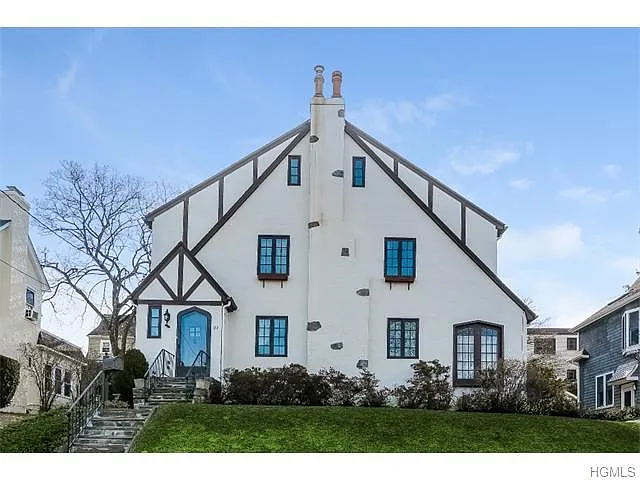 22 Bronson Ave photo 1