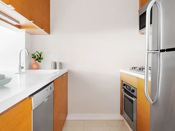 4th image of 30 W 61st St APT 14F