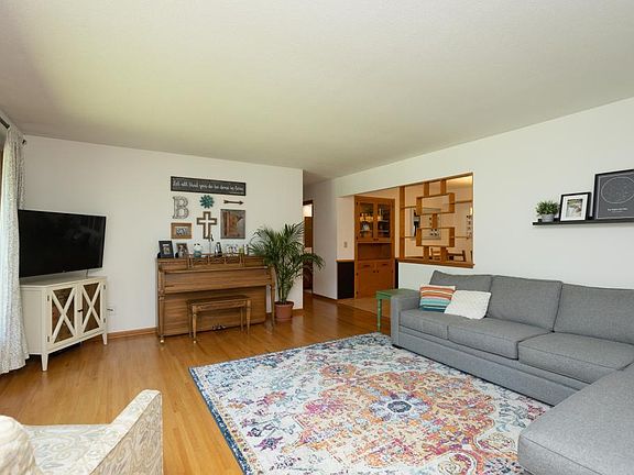 3rd image of 3309 W 132nd St