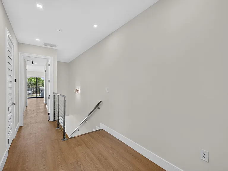 704 SW 9th St — Photo 42