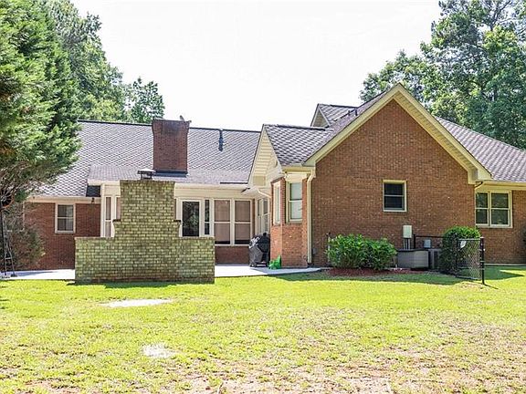 5th image of 1090 Forest Hills Dr SE
