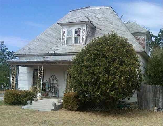 2nd image of 602 N Commercial St