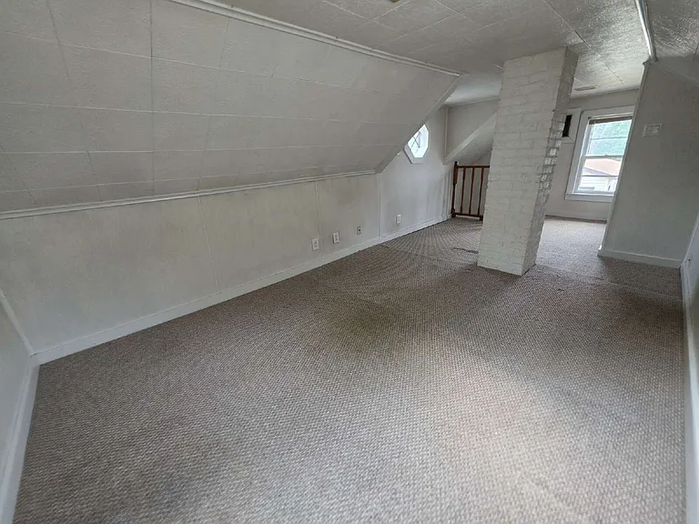 739 Churchill St — Photo 20