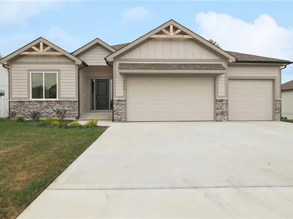 2709 SW Summer Creek Pl, Blue Springs, MO 64015