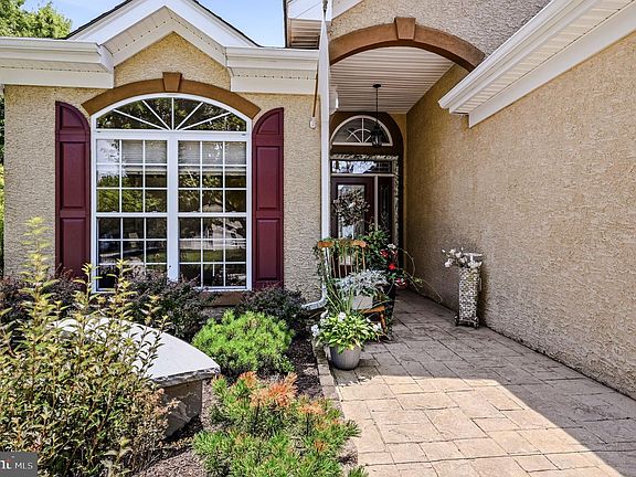 5th image of 10 Irwin Dr