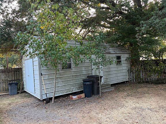 4th image of 302 S Wakefield Dr