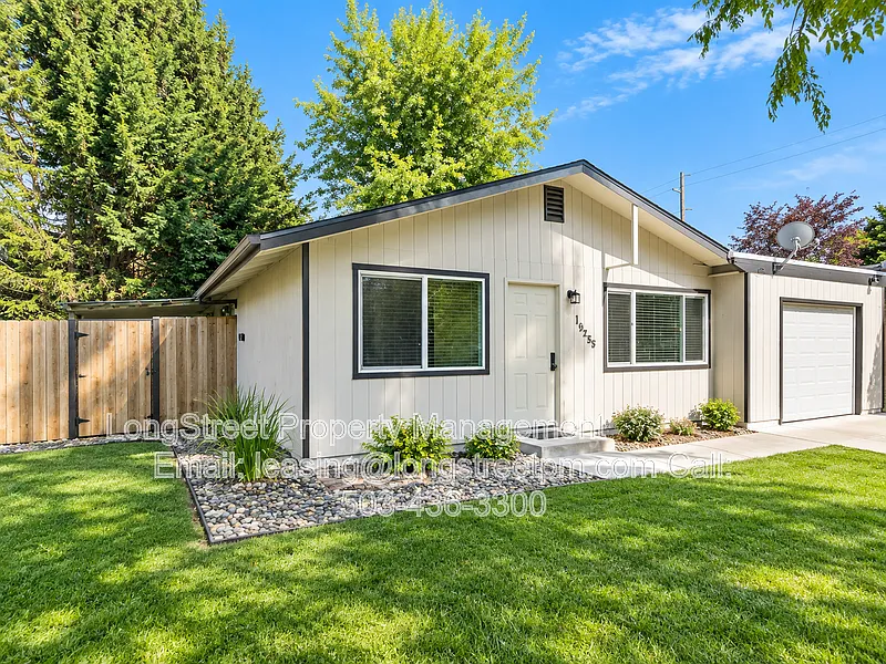 3 bed, 1.5 bath, 1200 sqft, $2,195 — Photo 2