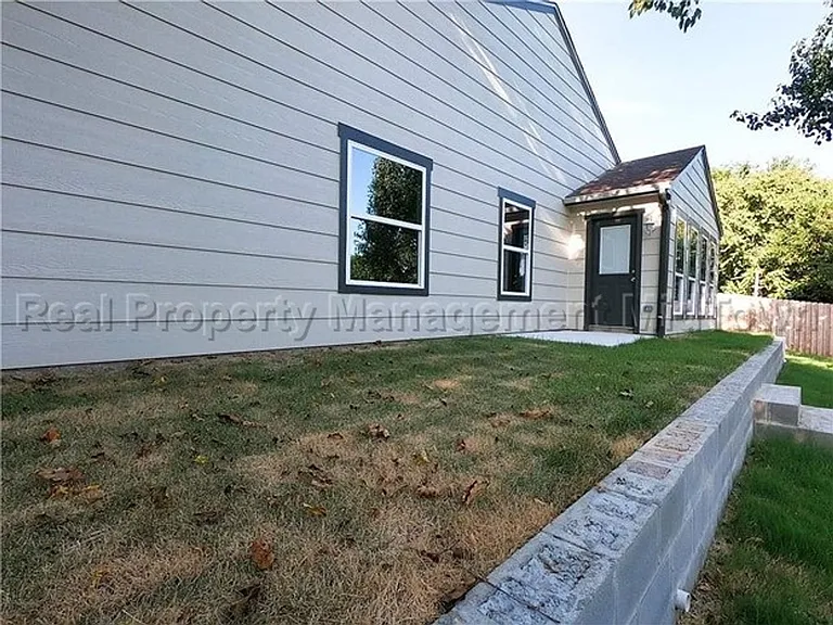 2325 Warwick Ave — Photo 29