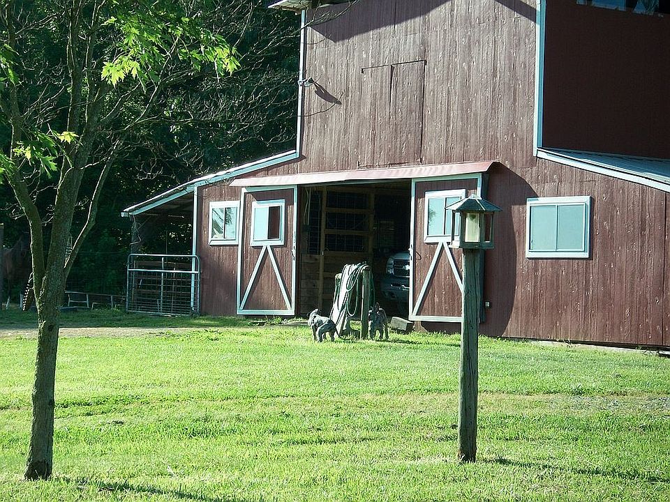 5 stall horse barn w/hayloft