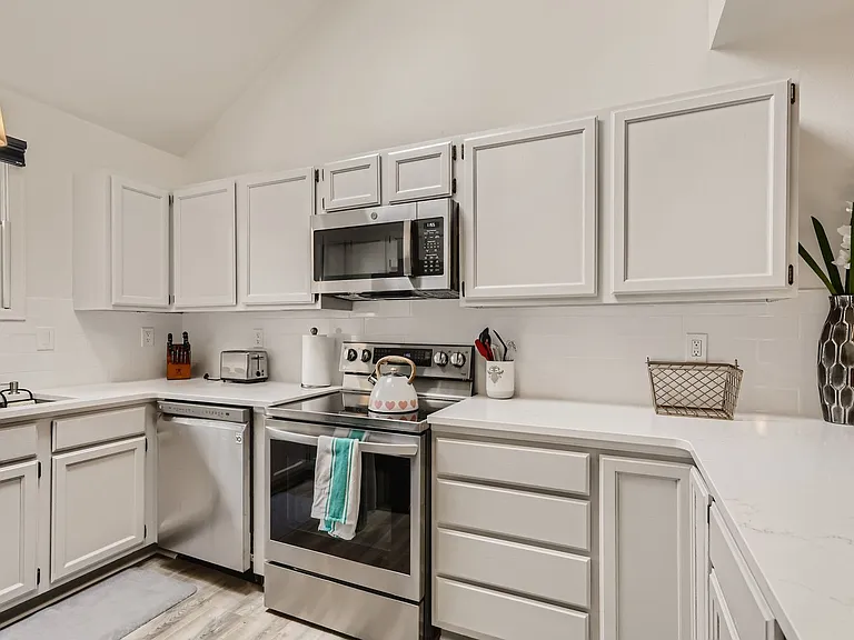 3117 Bell Dr — Photo 2