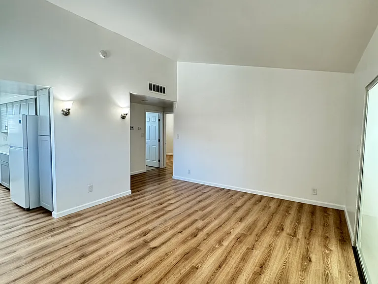 21325 Bancroft Ct — Photo 7