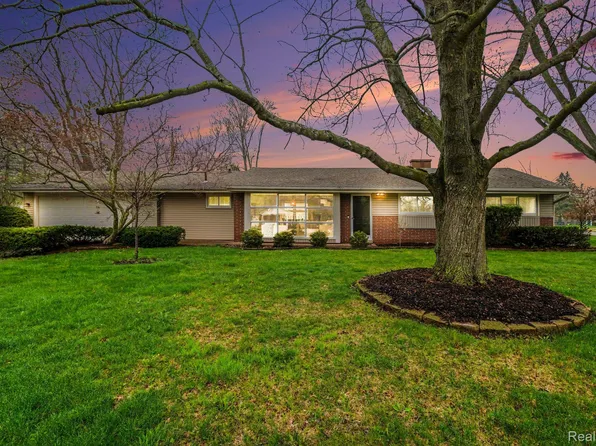 41024 Mooringside Dr, Novi, MI 48375