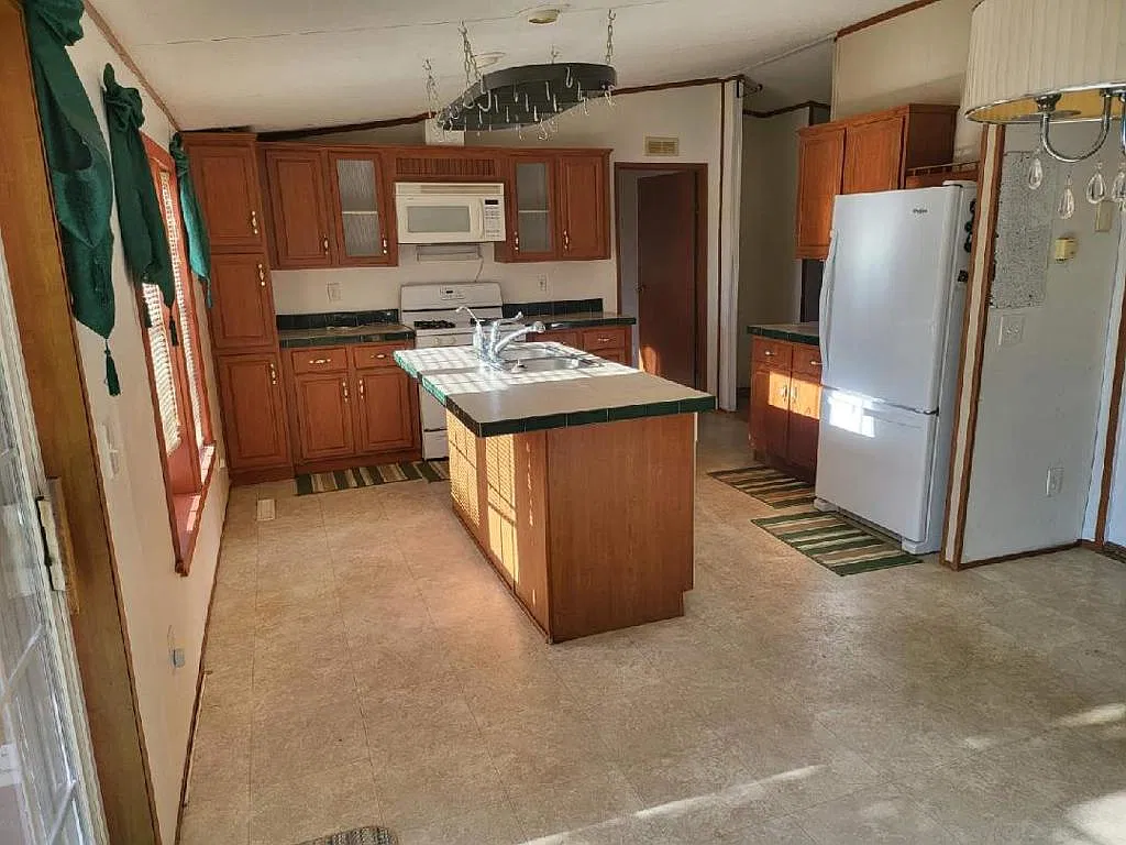 Single Family Home direct lake access — Photo 3
