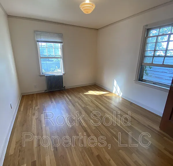 607 E 22nd St — Photo 11