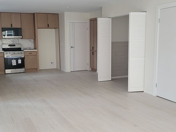 3rd image of 1427 S Shenandoah St #1425-1/2