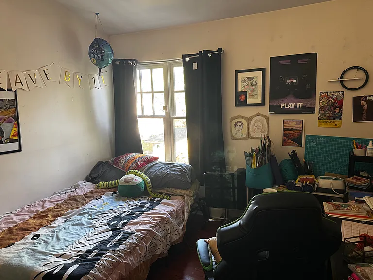 Second bedroom.