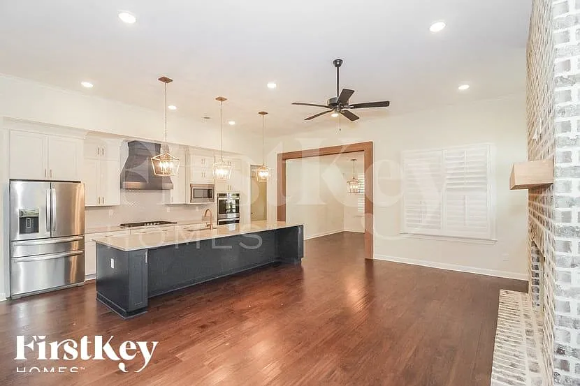 4 bed, 3.0 bath, 2900 sqft, $3,485 — Photo 2