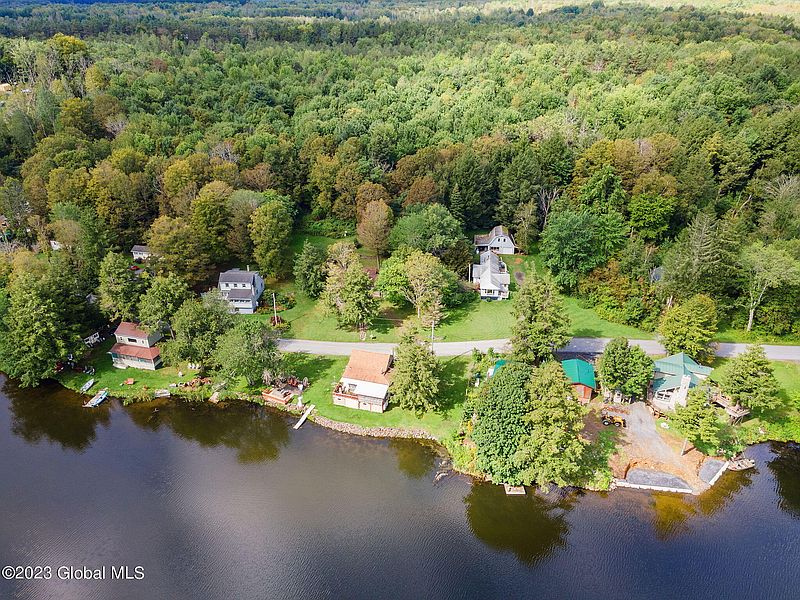 3rd image of 137 Lake Road