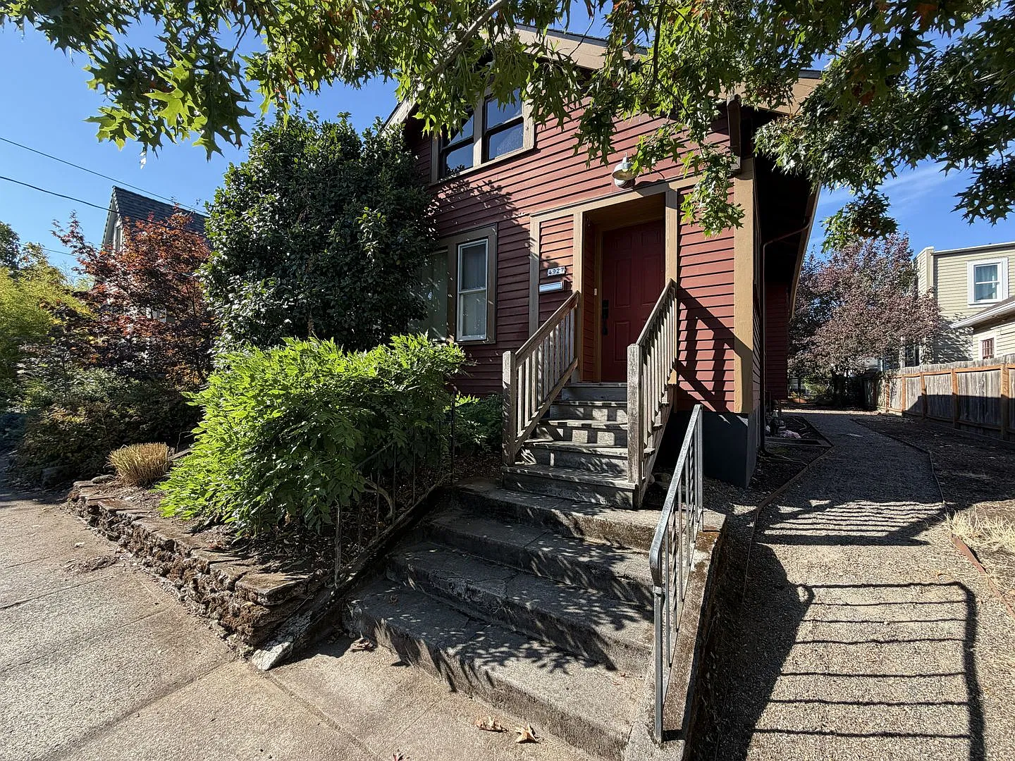 Classic Portland 2 Bedroom Home with Hardwood Floors, Modern Kitchen, Home Office & Finished Base... — Photo 2