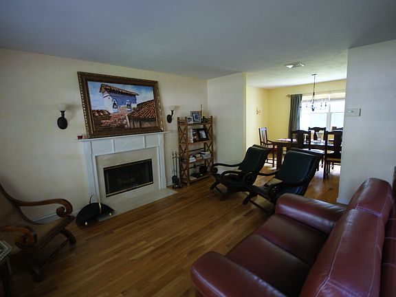 5th image of 11 Club House Ct