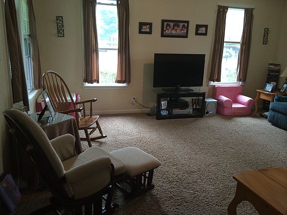 3rd image of 212 E Oak St