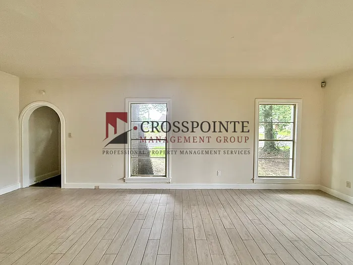 1120 Augusta Ave — Photo 5