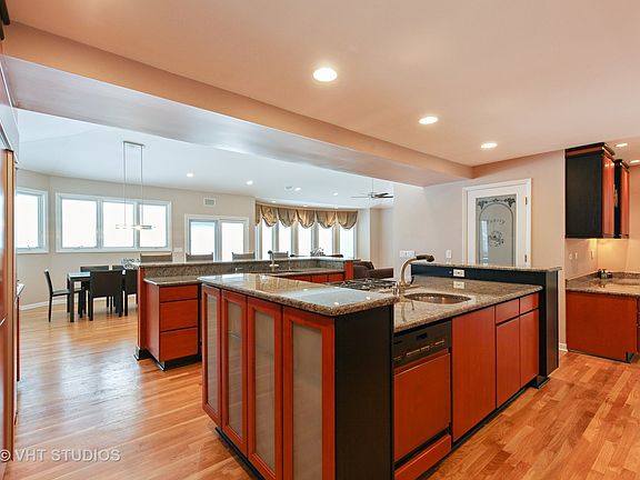 5th image of 325 Birchwood Ave