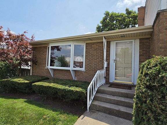 3rd image of 920 Park Dr