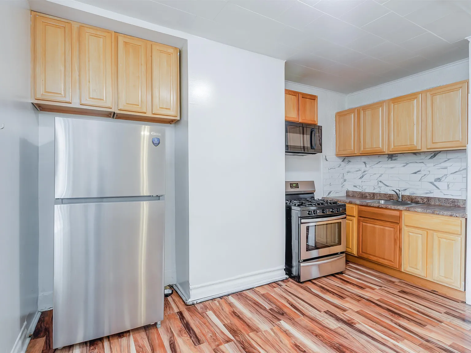 3 bed, 1.0 bath, 1000 sqft, $2,300 — Photo 2