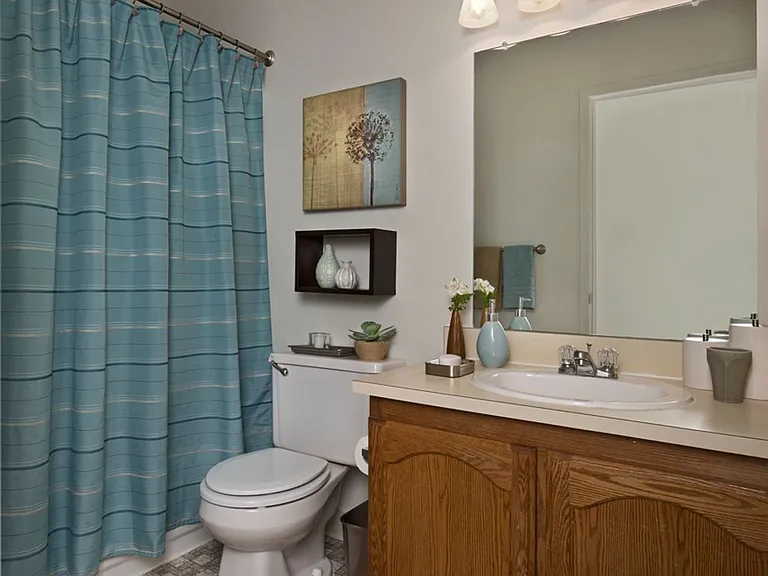 Plymouth Woods Apartments — Photo 9