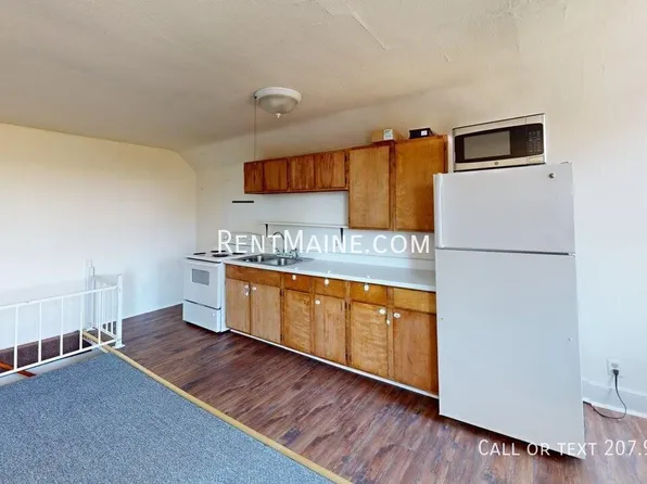 8 Commercial St APT 5, Winterport, ME 04496