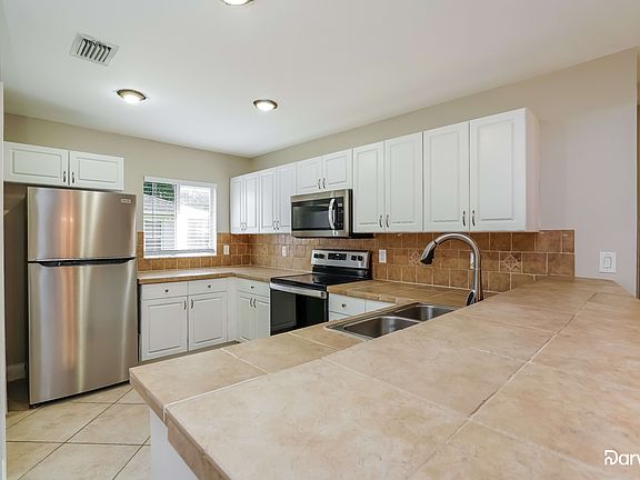 4th image of 912 SW 30th Ter