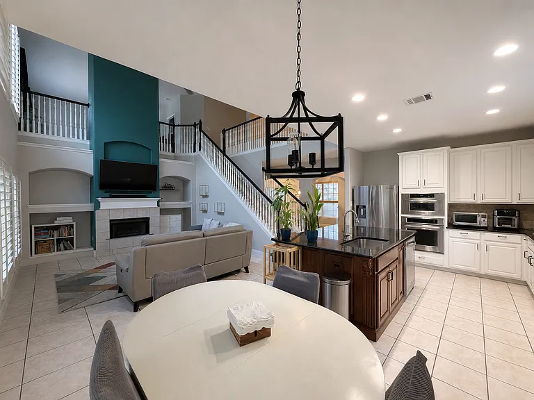 2536 Crenshaw Dr — Photo 3