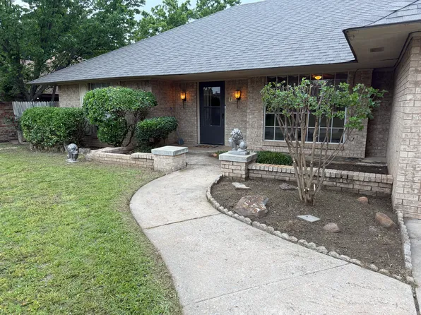 109 SE Camelot Dr, Lawton, OK 73501