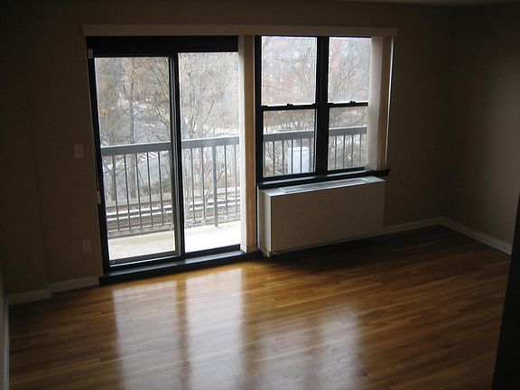 5th image of 135 Zoe St
