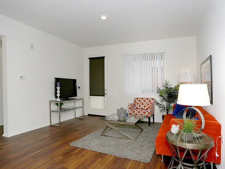 807 West — Photo 12