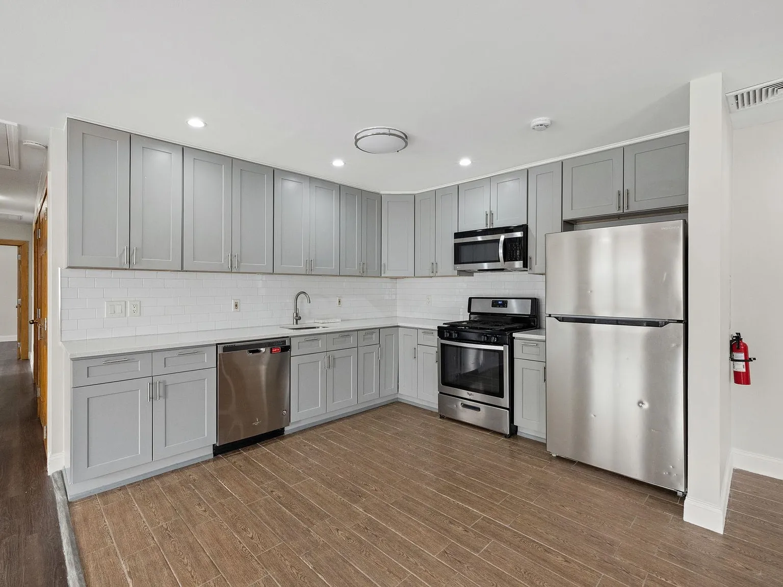 3 bed, 2.0 bath, 1300 sqft, $3,150 — Photo 4